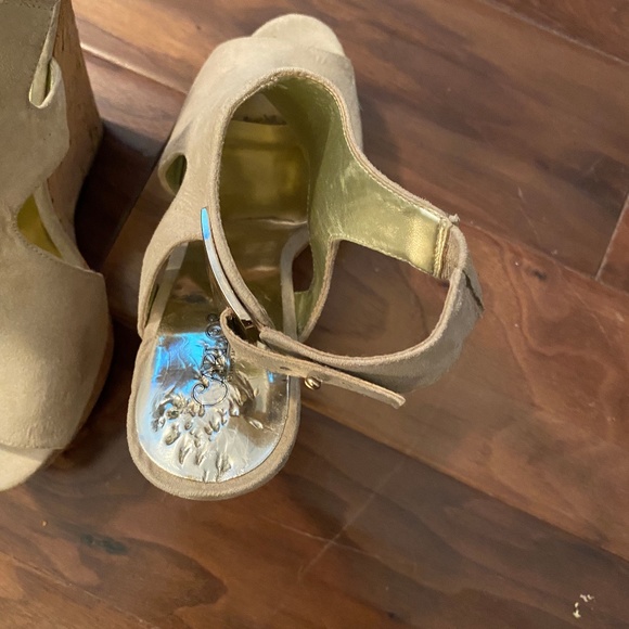 Shoes - Picture 2 of 4